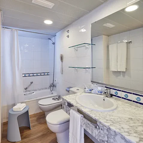 Habitación Triple Confort vista piscina