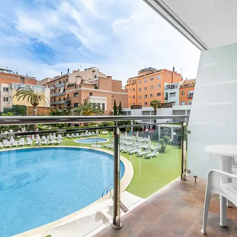 Habitación Triple Estándar vista piscina