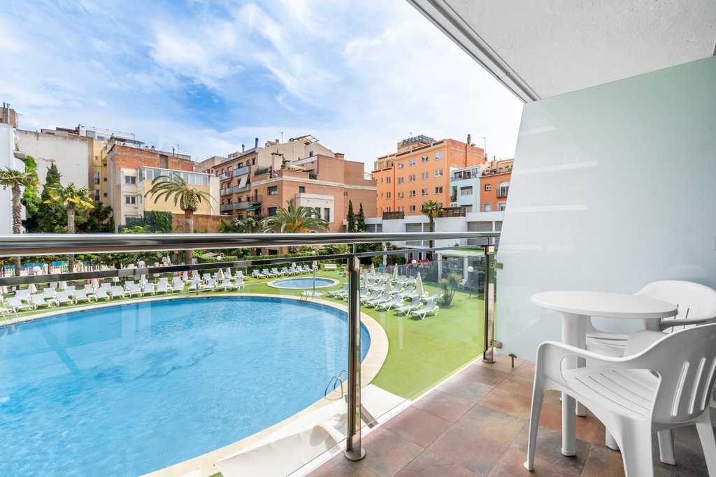 Habitación Triple Estándar vista piscina